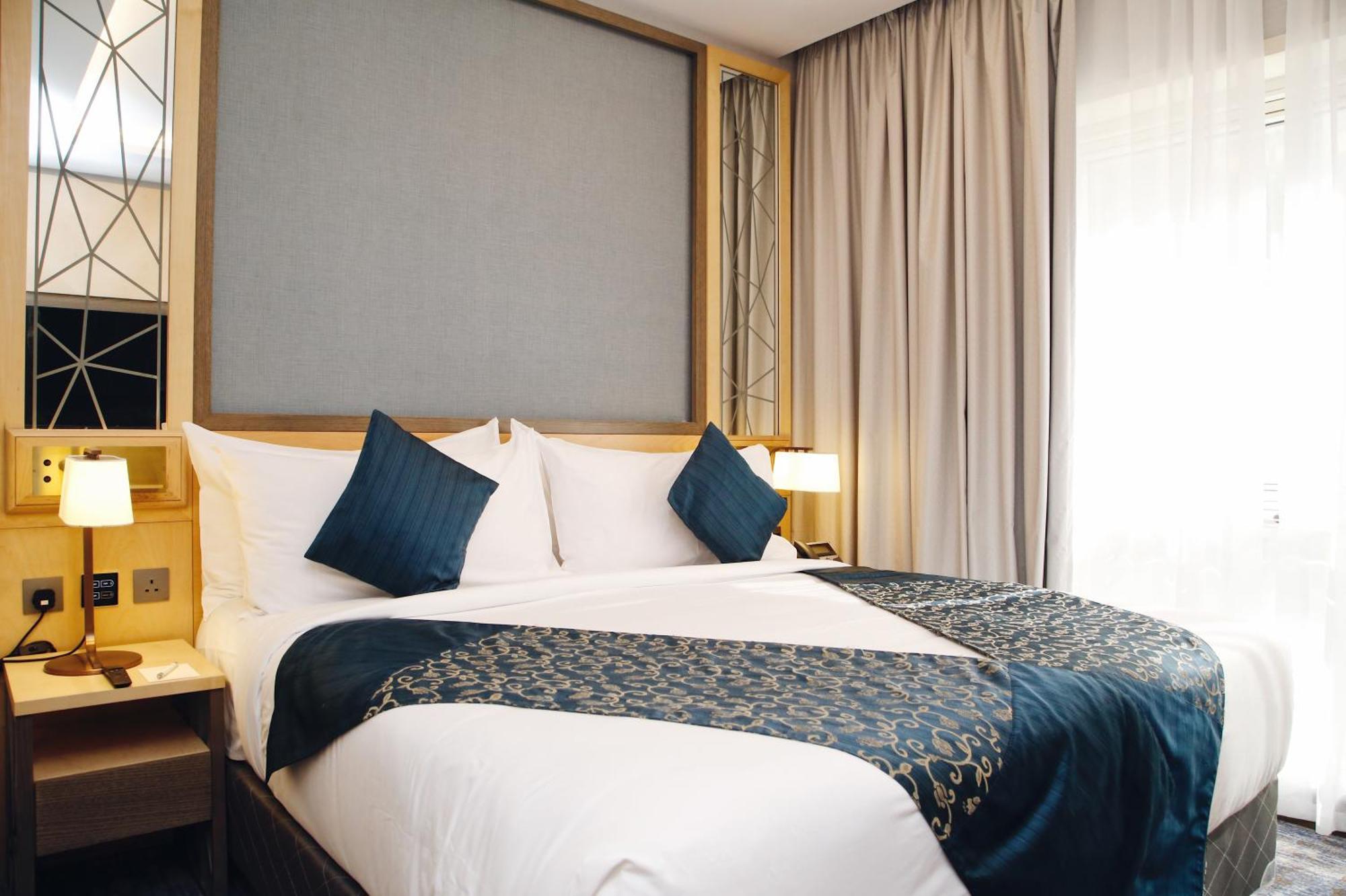 Maden Alrawda Hotel Medina Eksteriør billede A bed runner