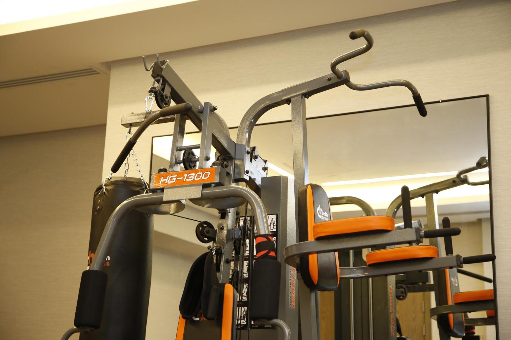 Maden Alrawda Hotel Medina Eksteriør billede A chin-up bar
